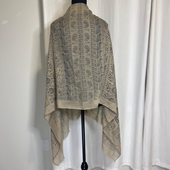 Elegant Tan Elephant Design Wrap - Picture 2 of 4